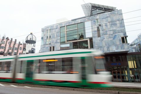 Sachsen-Anhalt, Magdeburg: Eine Straßenbahn fährt am Gebäude der NordLB vorbei