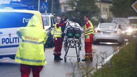 Norwegen, Oslo: Rettungssanitäter treffen am Einsatzort ein
