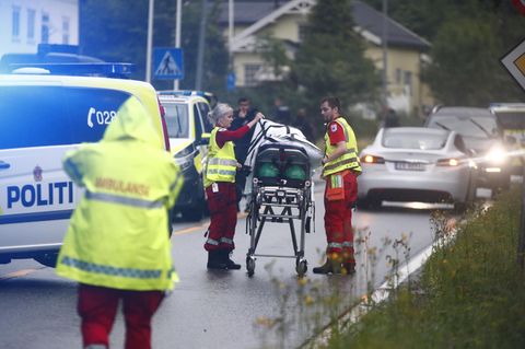 Norwegen, Oslo: Rettungssanitäter treffen am Einsatzort ein