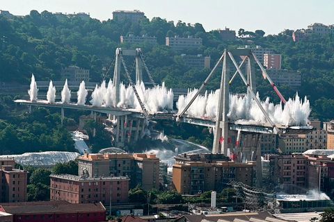Die Überreste der eingestürzten Morandi-Brücke in Genua werden gesprengt