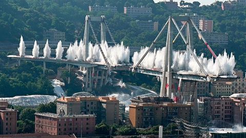 Die Überreste der eingestürzten Morandi-Brücke in Genua werden gesprengt