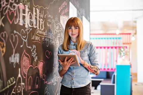 Frau mit Tablet in der Hand