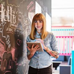 Frau mit Tablet in der Hand