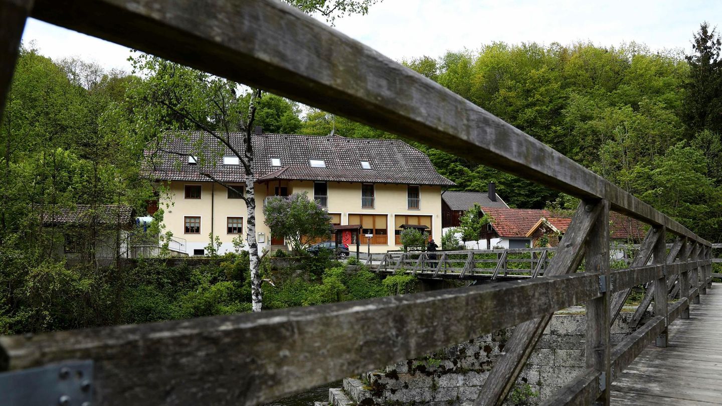 Blick durch das Geländer einer Brücke auf die Pension in Passau