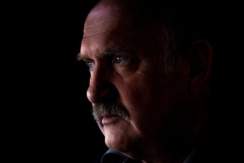 Porträt von Kommisar Richard Thiess, aufgenommen in einem Café in München