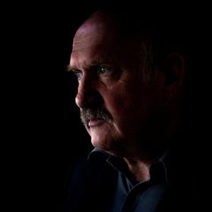 Porträt von Kommisar Richard Thiess, aufgenommen in einem Café in München