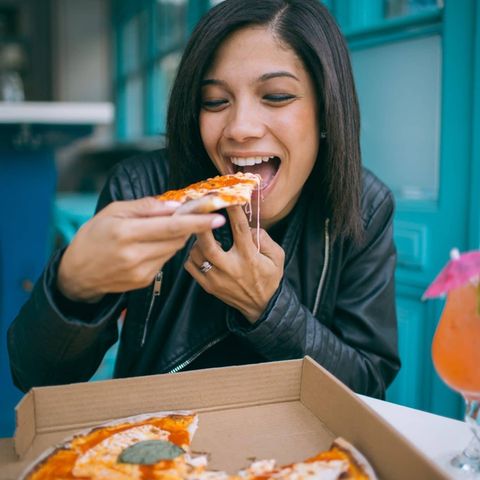 Frauenhand in Weizenfeld