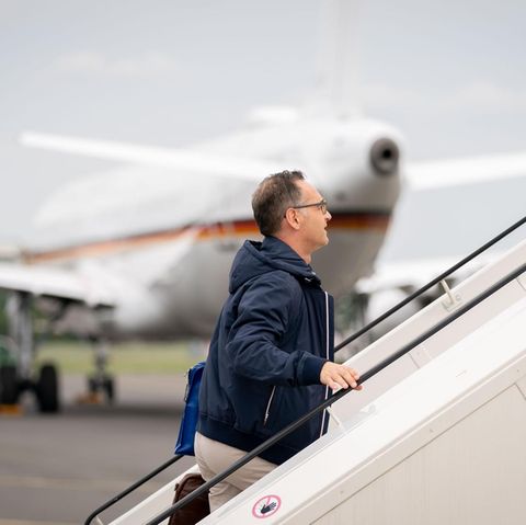 Bundesaußenminister Heiko Maas besteigt einen Regierungsflieger