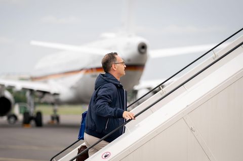Bundesaußenminister Heiko Maas besteigt einen Regierungsflieger