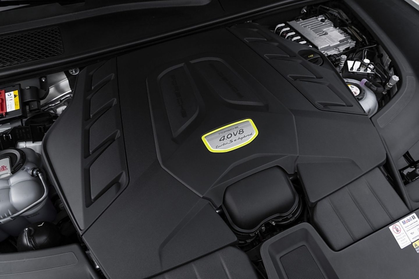 Der V8-Biturbo Benziner leistet 404 kW / 550 PS