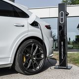 Mit dem serienmäßigen 7,2-kW-On-Board-AC-Lader ist die 14,1 kWh Batterie nach 2,4 Stunden geladen