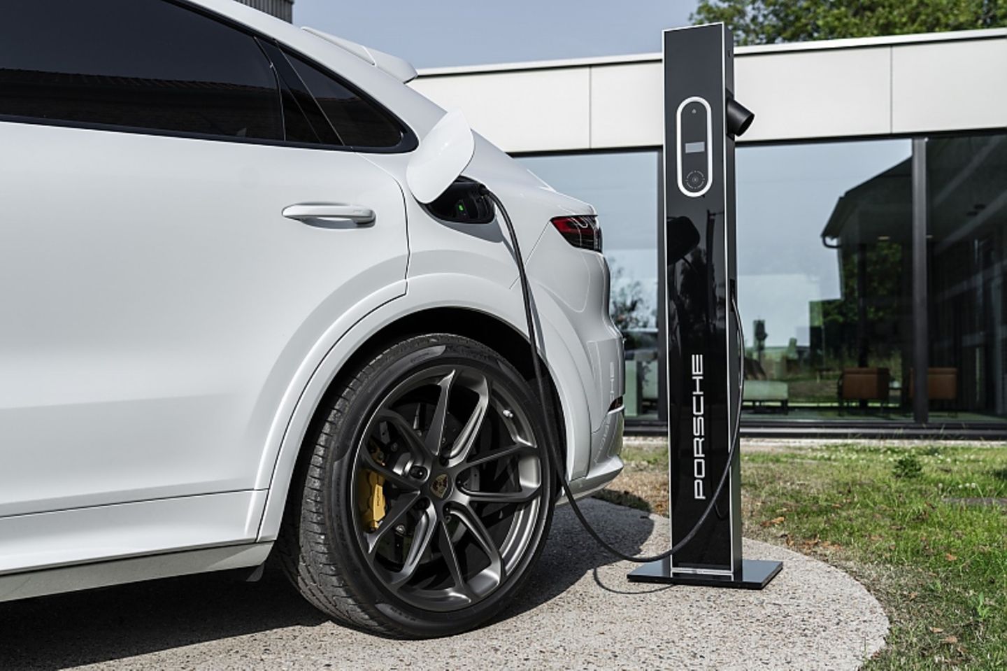 Mit dem serienmäßigen 7,2-kW-On-Board-AC-Lader ist die 14,1 kWh Batterie nach 2,4 Stunden geladen