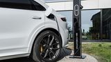 Mit dem serienmäßigen 7,2-kW-On-Board-AC-Lader ist die 14,1 kWh Batterie nach 2,4 Stunden geladen