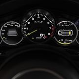 Der analoge Drehzahlmesser ist flankiert von digitalen Instrumenten