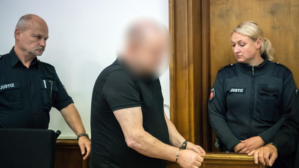 Der Angeklagte betritt zu Prozessbeginn in Handschellen den Gerichtssaal Der Angeklagte betritt zu Prozessbeginn in Handschellen den Gerichtssaal