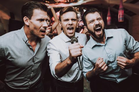 Männer singen Karaoke