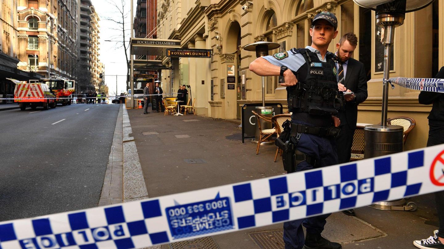 Ein Polizist steht am abgesperrten Tatort in Sydney