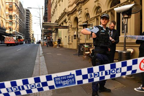Ein Polizist steht am abgesperrten Tatort in Sydney