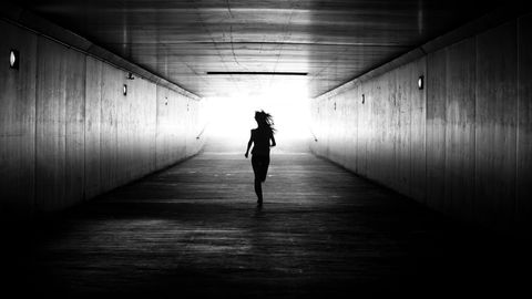 Frau rennt durch den Tunnel
