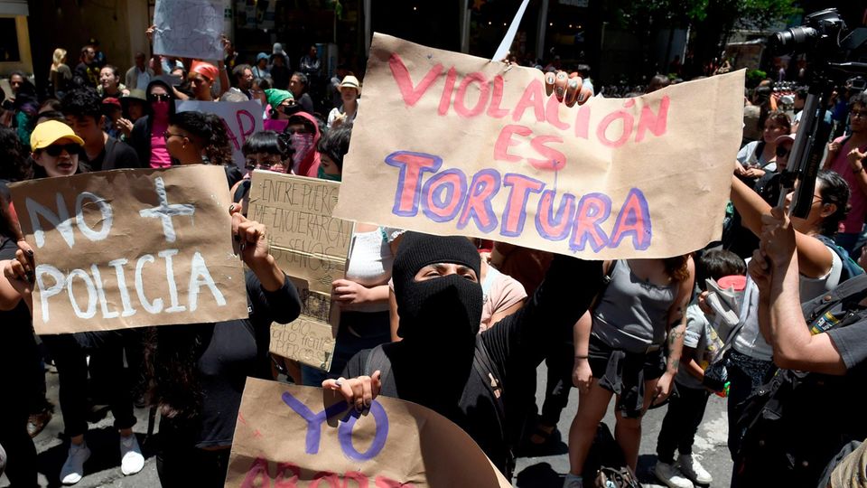 Demonstrantinnen vor dem Polizeipräsidium der mexikanischen Hauptstadt