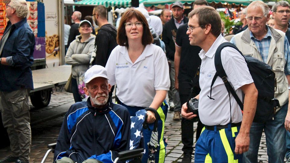 Dieter wird von Melanie Meyer im Rollstuhl geschoben. Mit dabei ist Frank Lindenthal (l.) Dieter wird von Melanie Meyer im Rollstuhl geschoben. Mit dabei ist Frank Lindenthal (l.)