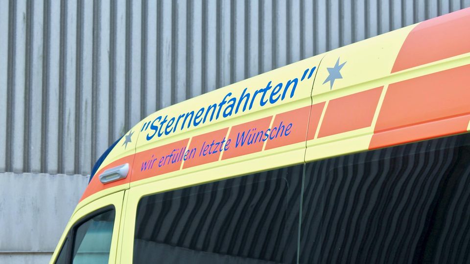 Auf dem Krankenwagen des ASN steht: "Sternenfahrten – wir erfüllen letzte Wünsche" Auf dem Krankenwagen des ASN steht: "Sternenfahrten – wir erfüllen letzte Wünsche"