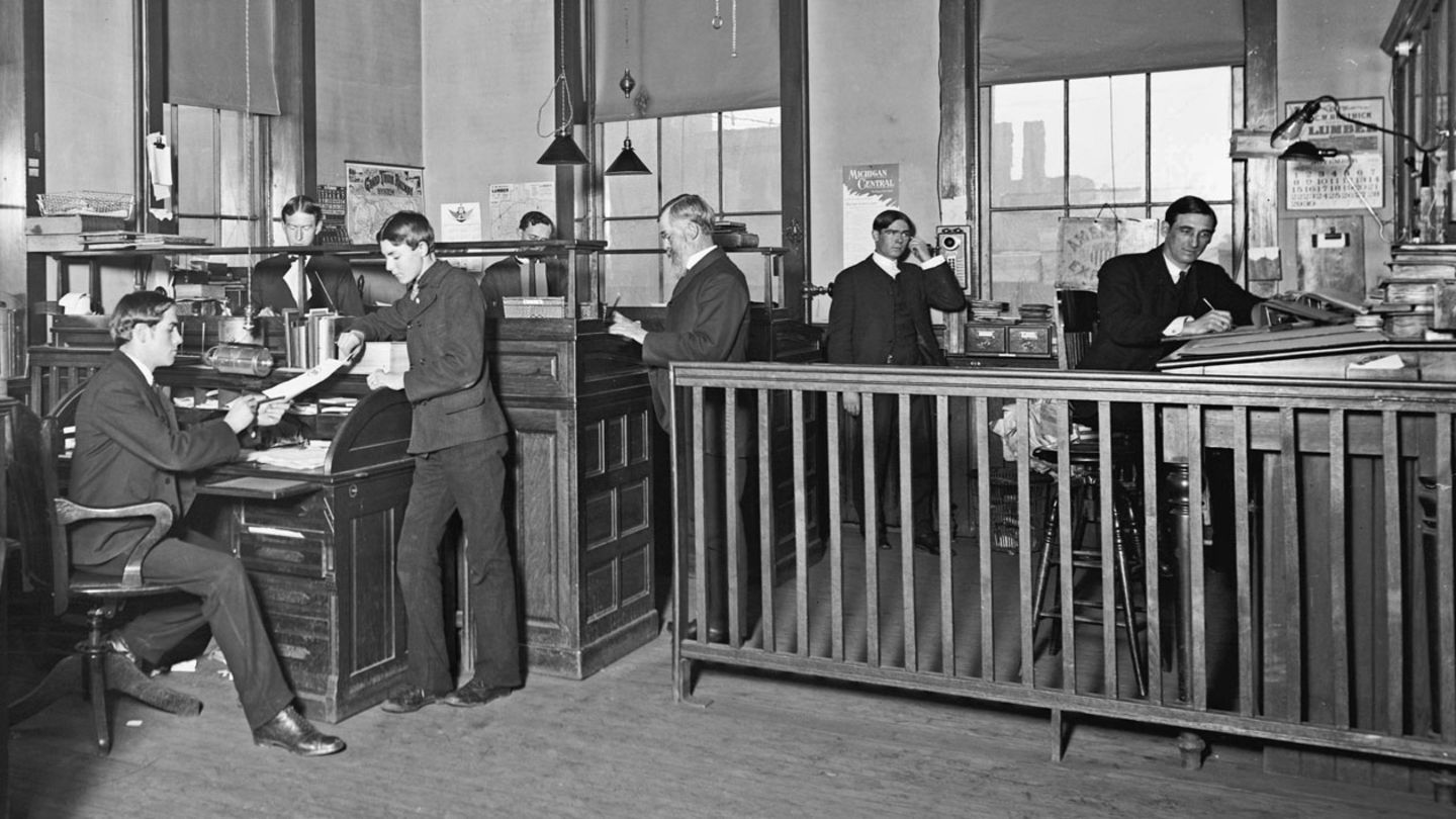 Männer in einem Büro in Michigan um 1903