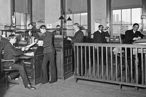 Männer in einem Büro in Michigan um 1903