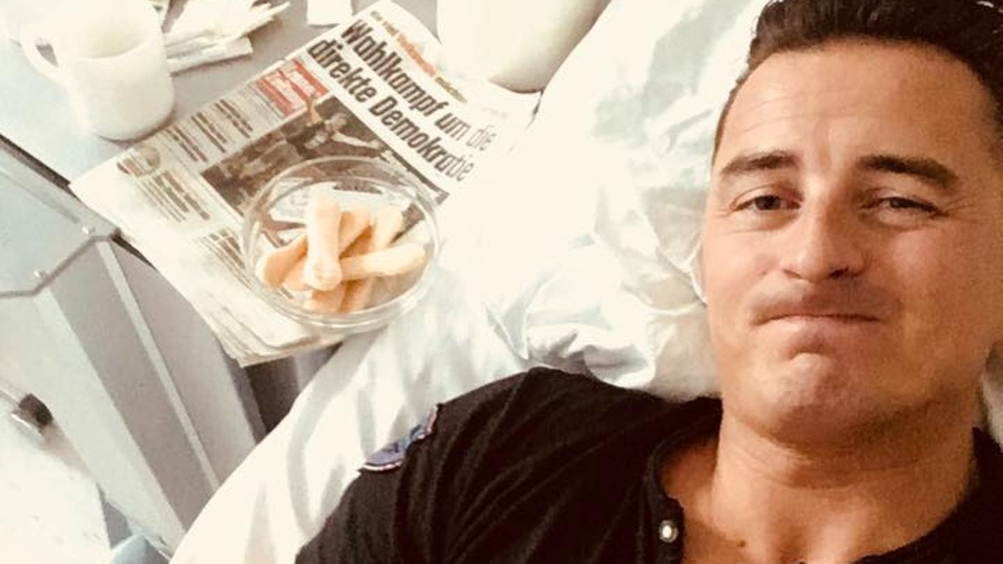 Andreas Gabalier liegt im Krankenhausbett
