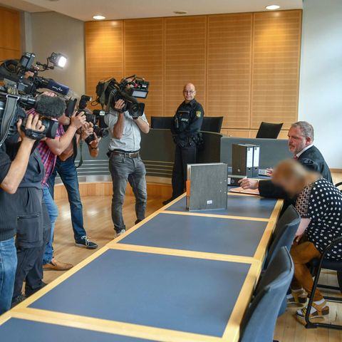 Die Angeklagte nimmt vor dem Magdeburger Landgericht neben ihrem Verteidiger Platz