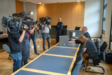 Die Angeklagte nimmt vor dem Magdeburger Landgericht neben ihrem Verteidiger Platz