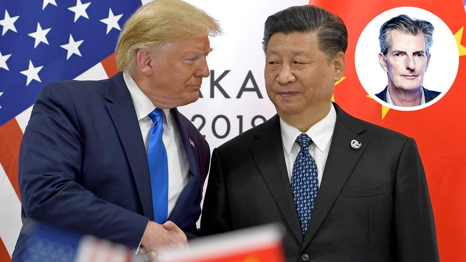 US-Präsident Donald Trump schüttelt dem chinesischen Präsidenten Xi Jinping.