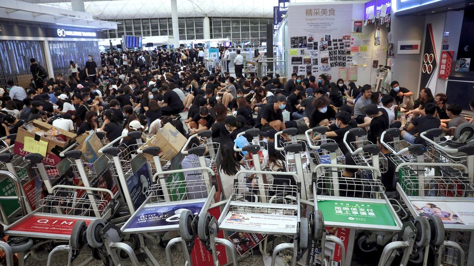 News von heute: Zusammenstöße zwischen Polizei und Demonstranten am Flughafen von Hongkong Flughafen von Hongkong