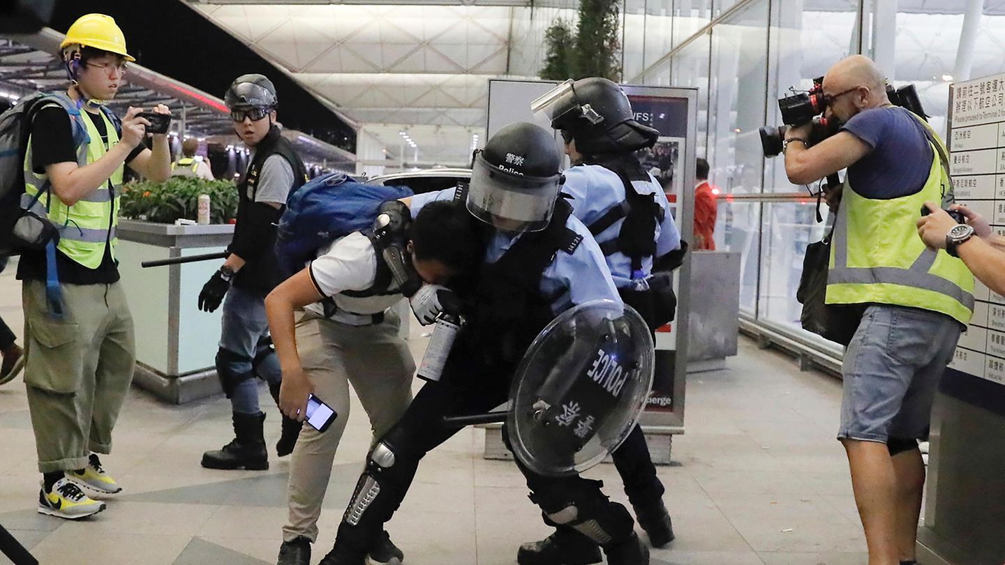 Polizei ging am Flughafen von Hongkong