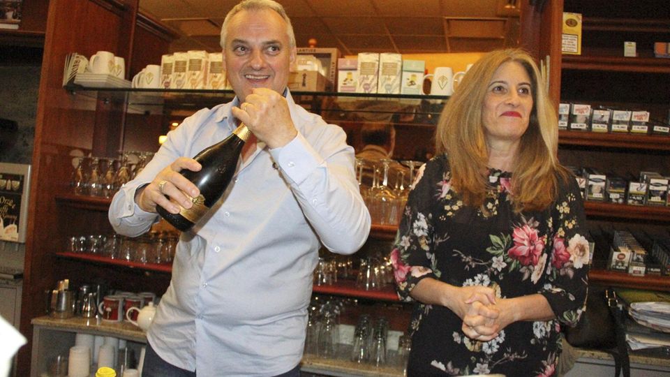 Guglielmo Poggi lässt die Korken knallen: In seiner Bar wurde der Rekord-Lottoschein abgegeben