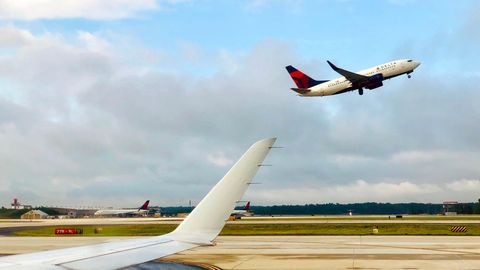 Ein Flugzeug von Delta Air Lines startet am Flughafen von Atlanta.