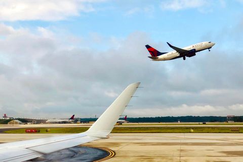 Ein Flugzeug von Delta Air Lines startet am Flughafen von Atlanta.