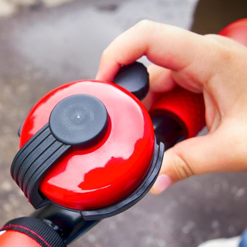 Eine Kinderhand betätigt eine Fahrradklingel