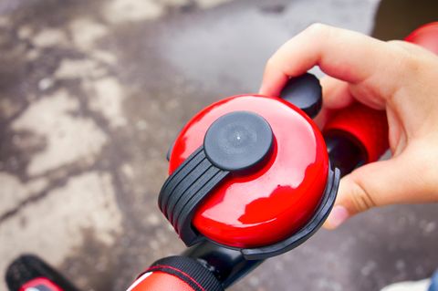 Eine Kinderhand betätigt eine Fahrradklingel