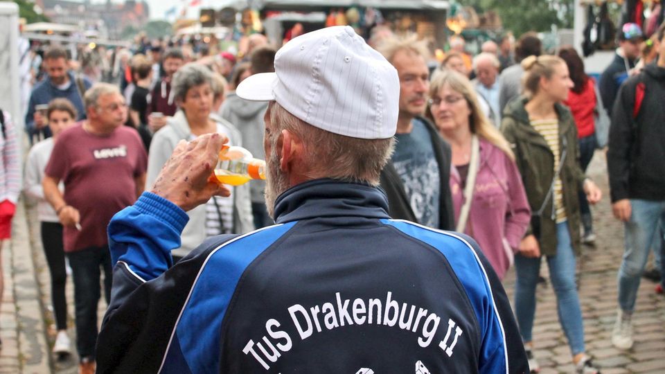 Dieter nimmt einen Schluck von seiner Limonade Dieter nimmt einen Schluck von seiner Limonade