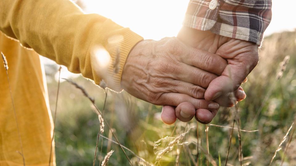 VOE STERN 33/2019 TITELGESCHICHTE GÄNSEHAUT MOMENTE WOW! WIE SIE IHRE ECHTEN GEFÜHLE WIEDERENTDECKEN "In dem Wahn, etwas darstellen zu müssen, verpasse ich es, zu sein, zu fühlen, mich wirklich vom Leben berühren zu lassen", sagt der Psychologe Boris Bornemann
