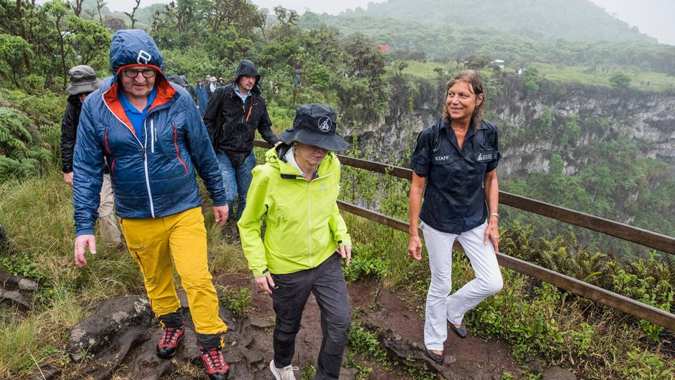 Auf der Galápagosinsel Santa Cruz informiert sich Steinmeier über den Klimawandel und beweist nebenbei, dass in Funktionskleidung kaum einer bella figura macht