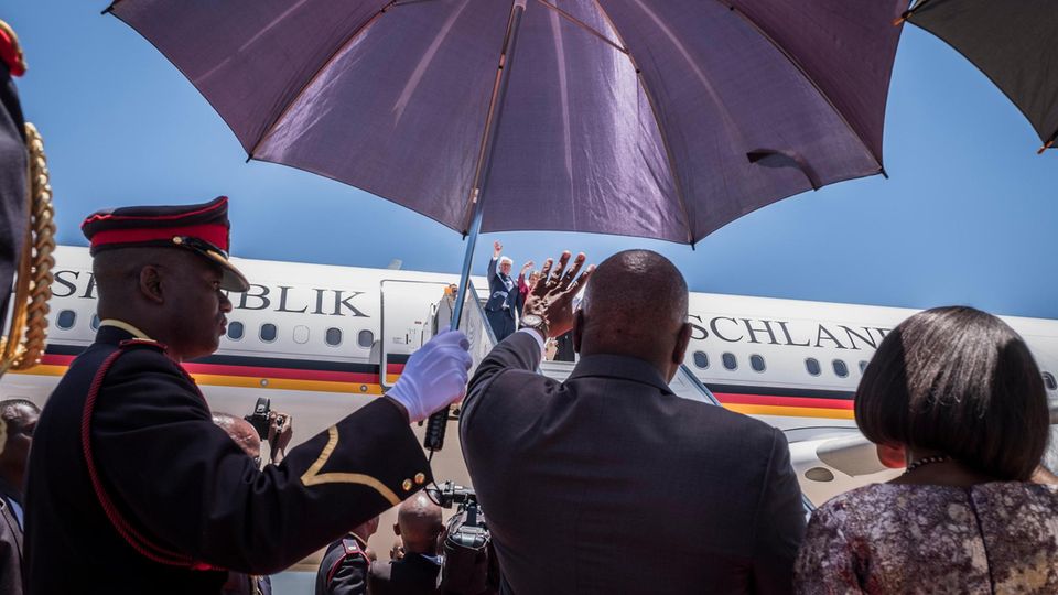 VOE STERN 33/2019 Gaborone, Abflug, 22.11.2018, Frank-Walter Steinmeier, Bundespraesident, © 2019 Christian Irrgang / Agentur Focus In Botsuana verabschieden sich Steinmeier und sein Tross von ihren Gastgebern