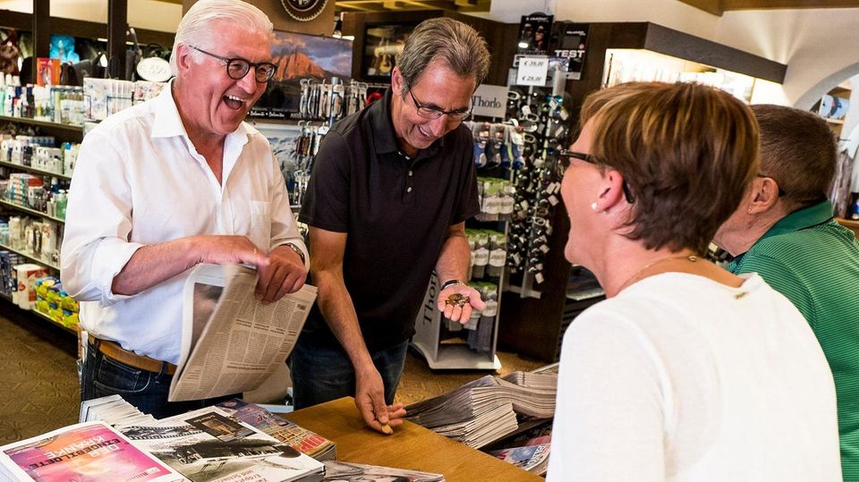 VOE STERN 33/2019 Sommerurlaub in Suedtirol, Kauf der Morgenzeitungen mit Freund Stefan Kohler, 03.08.2017.Frank-Walter Steinmeier, Bundespraesident, © 2019 Christian Irrgang / Agentur Focus In Südtirol decken sich der Präsident und sein Freund Stephan Kohler morgens in einem Laden mit Lektüre ein