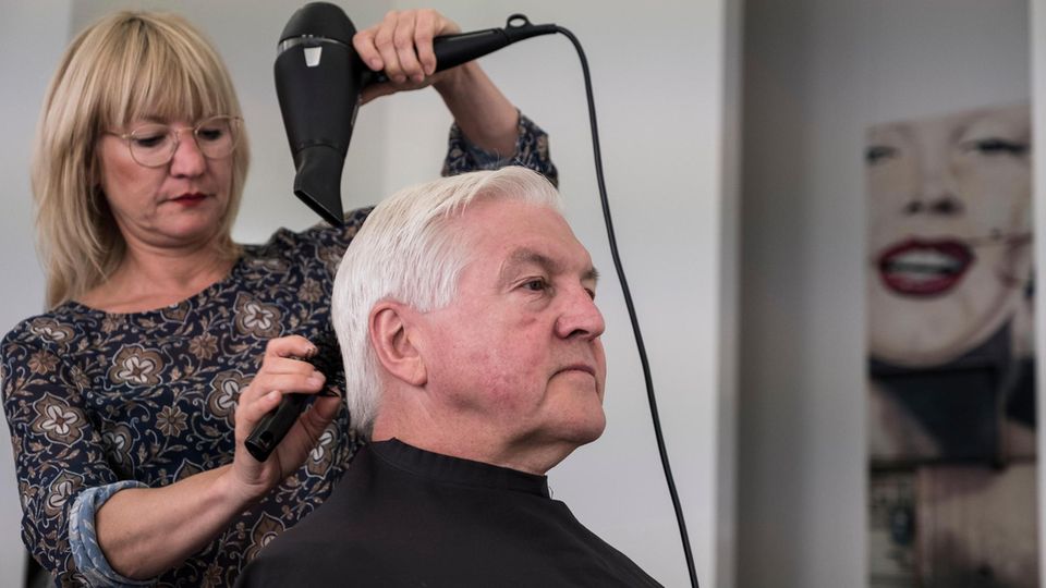 In Berlin sitzt Steinmeier in seinem Stammfriseursalon und guckt sehr amtlich an Marilyn Monroe vorbei