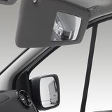 Der Weitwinkel-Innenrückspiegel in der Sonnenblende auf der Beifahrerseite hilft beim Rangieren