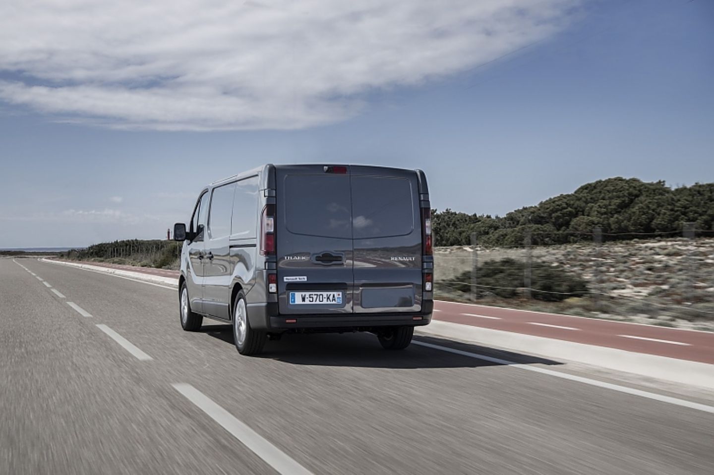 Nach 11,9 Sekunden erreicht der Renault Trafic SpaceClass 170 dCi Landstraßentempo