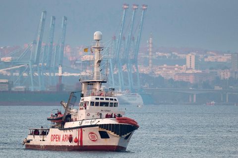 Die Open Arms vor einem halben Jahr, als sie in den spanischen Hafen von Algeciras einlief