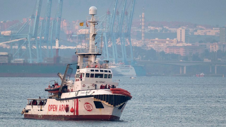 Die Open Arms vor einem halben Jahr, als sie in den spanischen Hafen von Algeciras einlief Die Open Arms vor einem halben Jahr, als sie in den spanischen Hafen von Algeciras einlief