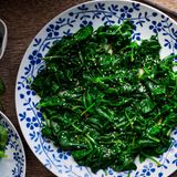 Krebsrisiko aufgewärmter Spinat? Ein Teller mit Spinat steht auf einem Tisch